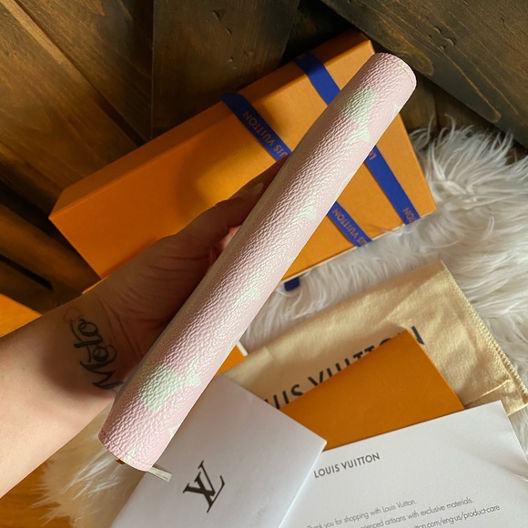 Limited Edition Louis Vuitton Escale Pastel zippy wallet card holder - Picture 6 of 16